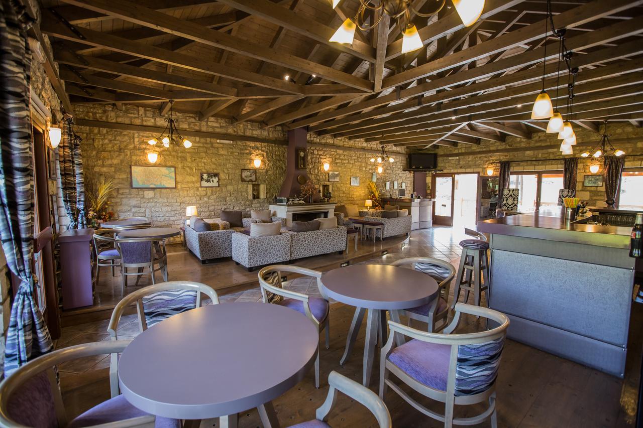 Village Inn Ano Khora Bagian luar foto